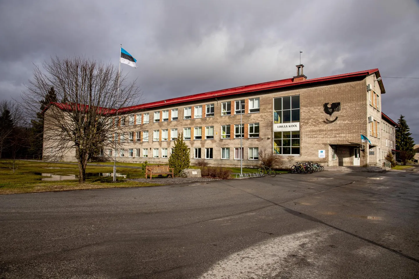 Lihula gümnaasium otsustas algul abiturienti eksamile mitte lubada, kuid mõtles ümber, kui proov negatiivseks osutus.