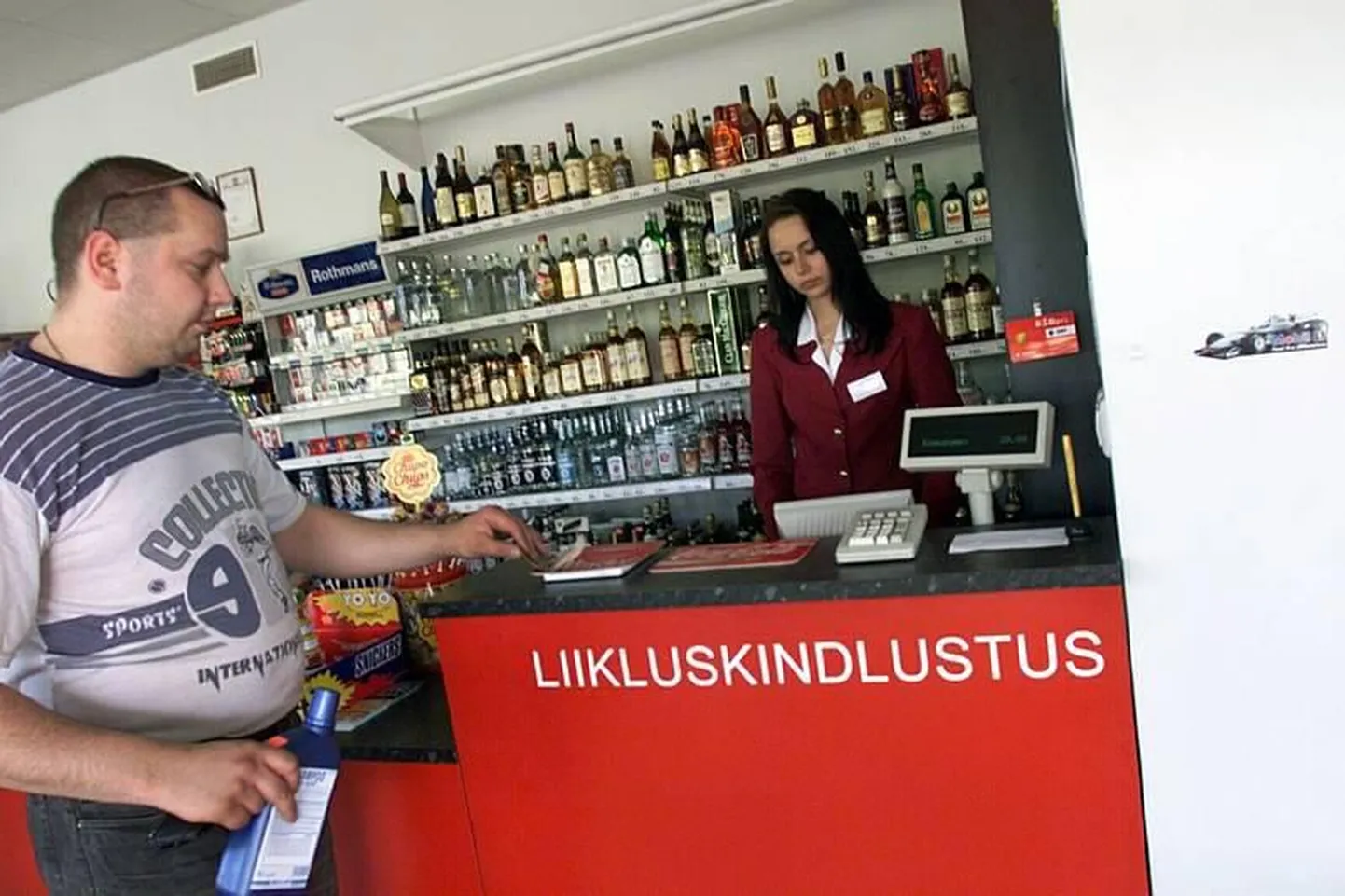 Liikluskindlustuse vormistamine bensiinijaamas..