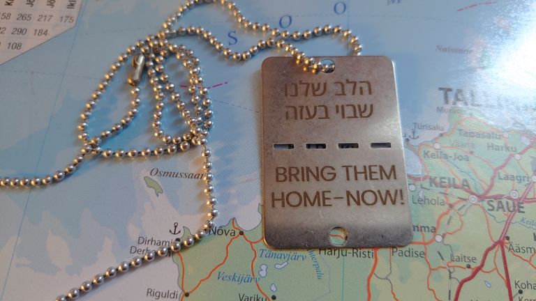 Медальон с надписью «Верните их домой сейчас!», подаренный автору волонтерами проекта под обещание написать о пленных ХАМАСа. 