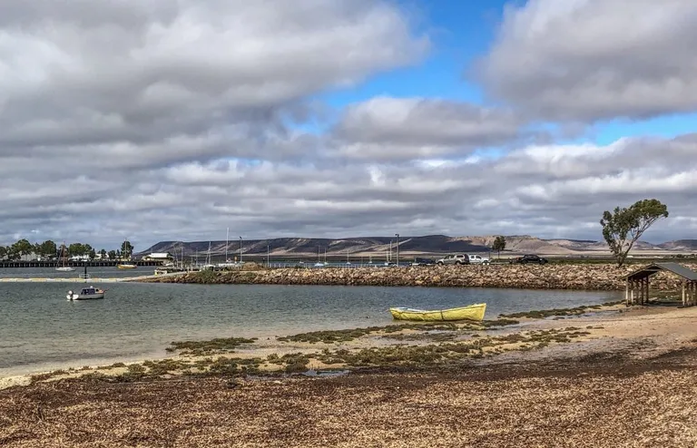 Port Augusta mägede taustal.