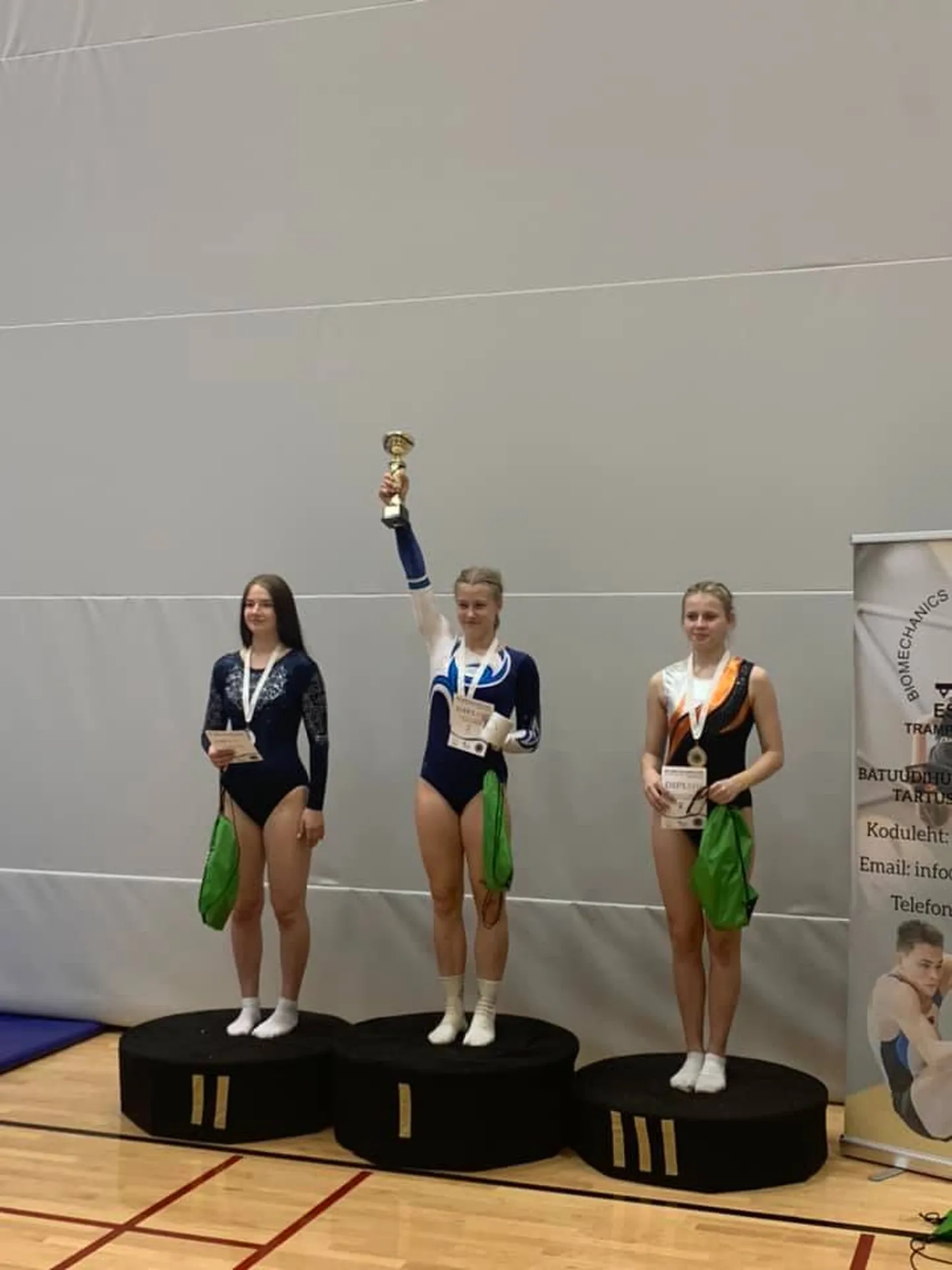 Batuudihüpete juunioride klassis hõivasid kõik kolm kohta Järvamaa sportlased. Teiseks tuli Merlin Klemm (vasakult), esimeseks Margaret Mesipuu ja kolmandaks Birgit Sõrmus.