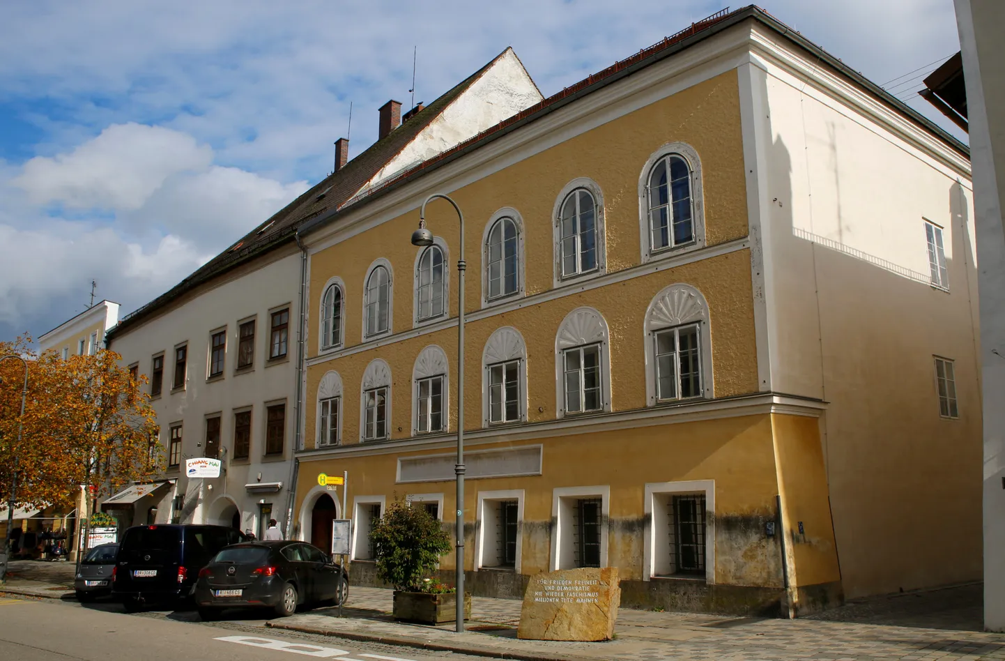 Дом, в котором родился Гитлер.