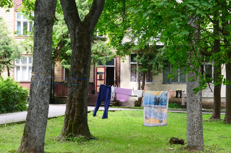 Lina tänava kvartali majades käib elu täiel rinnal. Pesu tahab pesemist ja kuivatamist.