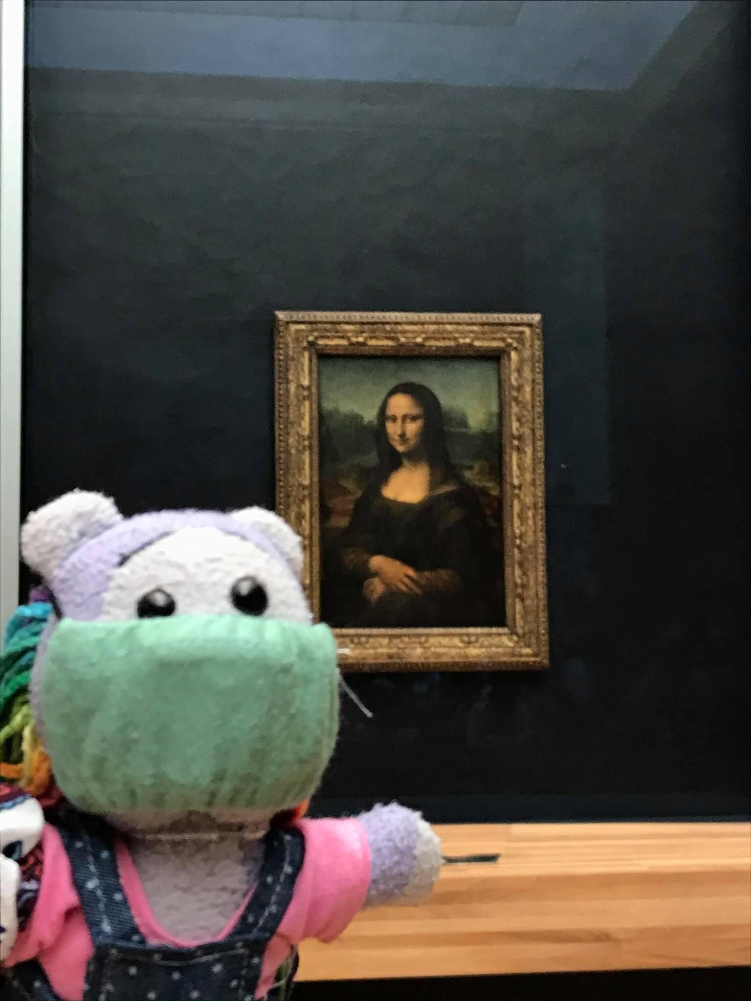 Pariisis ei jäänud Lillyl imetlemata ka Mona Lisa, muidugi turvaliselt näomaski kasutades.