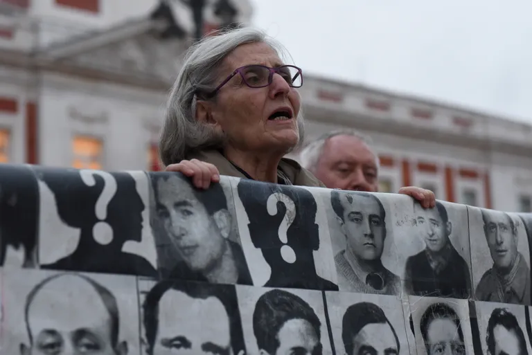 Meeleavaldaja Franco valitsusajal kadunuks jäänud inimesi kujutava plakatiga.