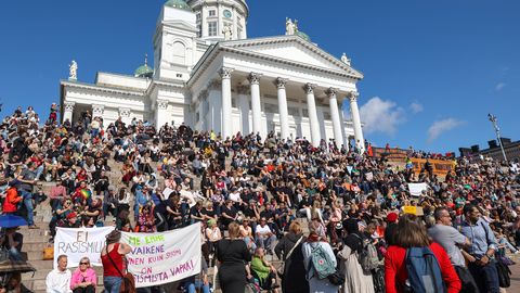 FOTOD JA VIDEO ⟩ «Rassistid välja!» üle 10 000 inimese protesteeris Helsingis rassismi vastu