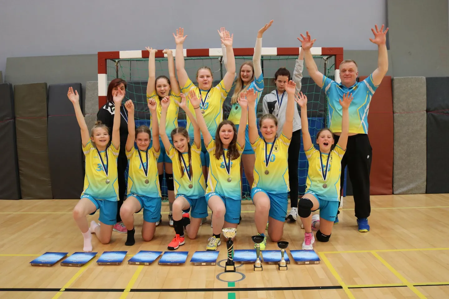 HC Pärnu koosnes Toomas Heinla hoolealustest ja kahest Padise treeneri Siiri Uusküla omast. Hõbemedali kaela Katarina Übner, Alina Bai, Nora Int, Angelica Palmi, Stella Jepiselg, Heleriin Lilletai, Kristiin Kink, Carola Otspere, Nora Randmäe ja Karola-Lisette Epner.