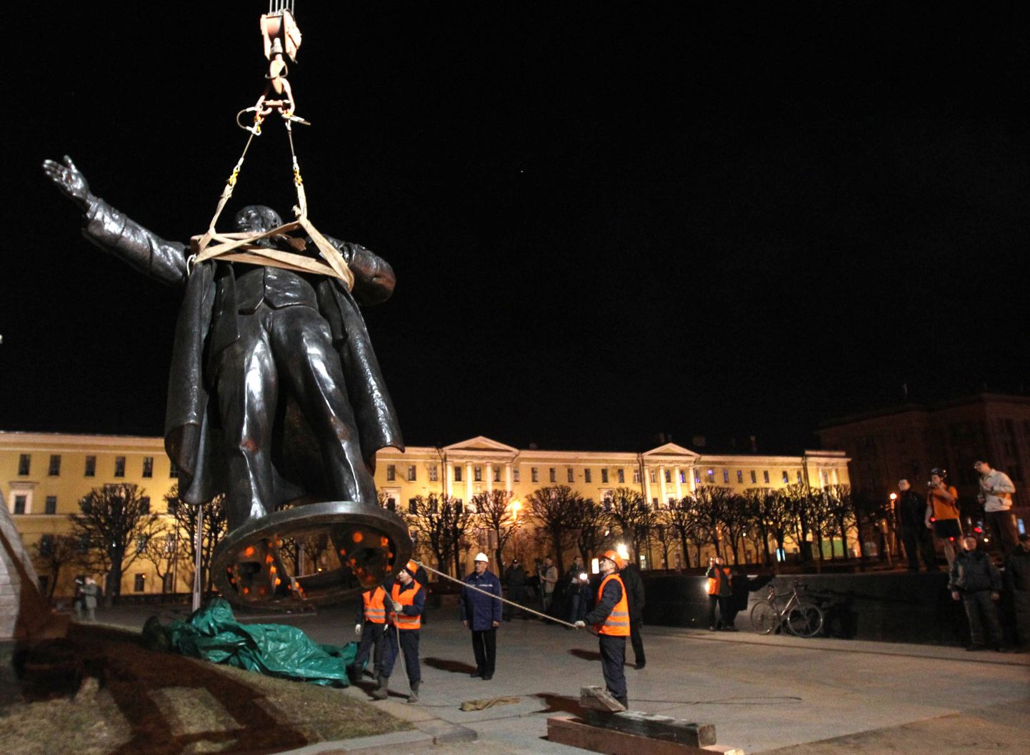 Töölised paigutavad pronksist Lenini tagasi Peterburi Soome vaksali juurde. Pilt on tehtud ööl vastu tänast.