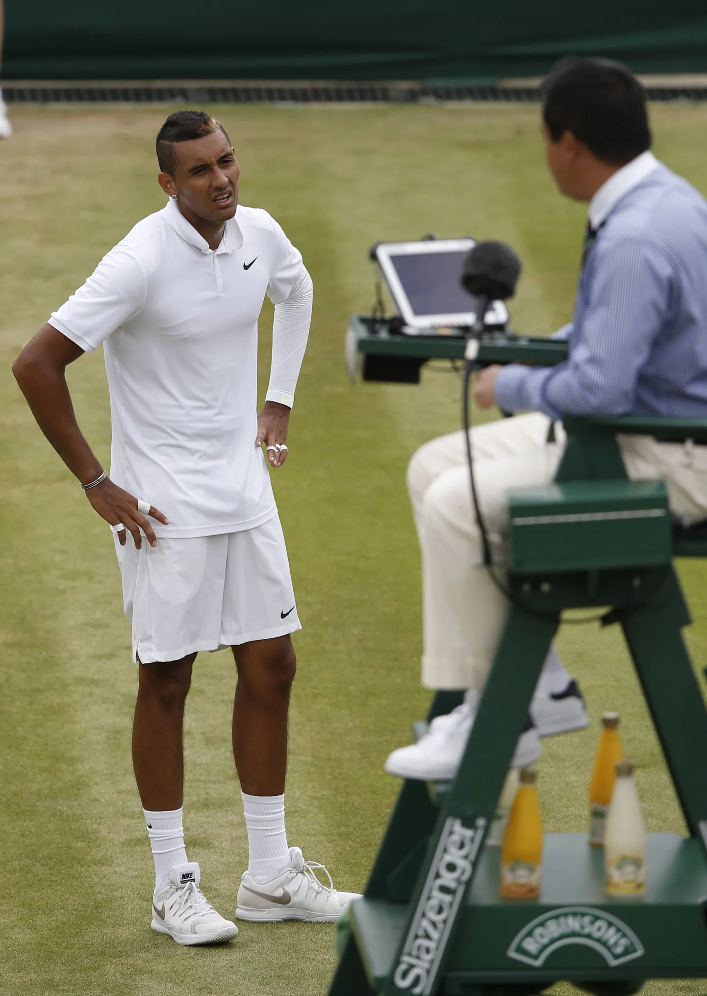 Nick Kyrgios kohtunikuga rääkimas.
