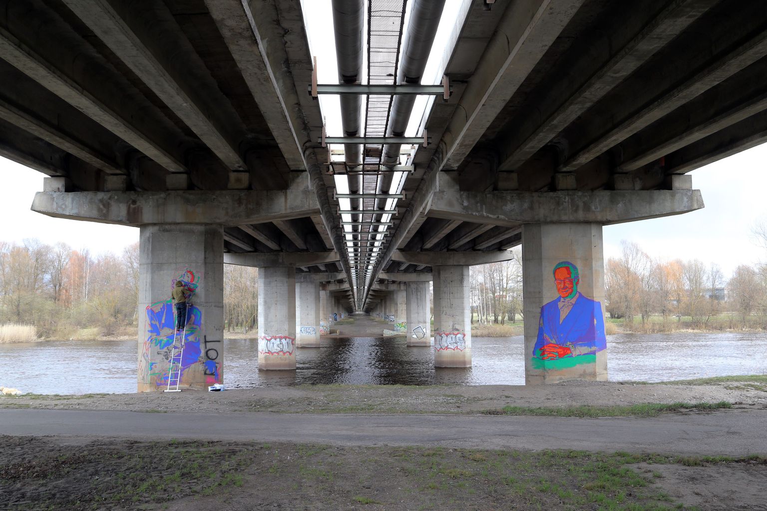 Kunstnik Edgar Tedresaar maalis Sõpruse silla alla kahe presidendi portreed. Vasakpoolsel sillapostil on tal käsil Lennart Meri, parempoolsel on juba valmis Toomas Hendrik Ilves.