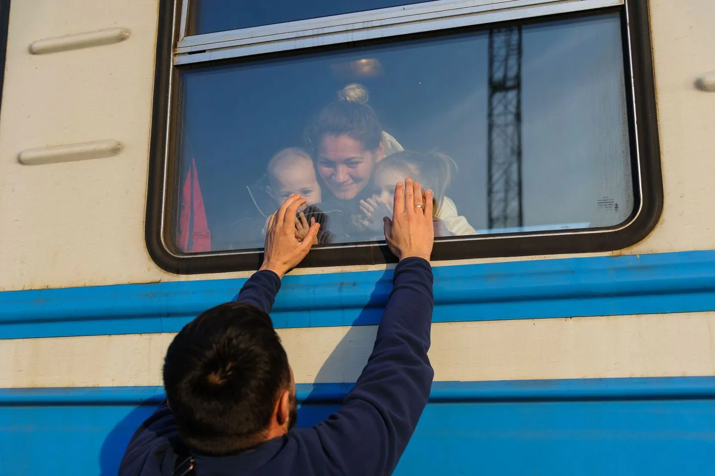 На львовском вокзале отец прощается с семьей, уезжающей в Польшу. Фото носит иллюстративный характер.