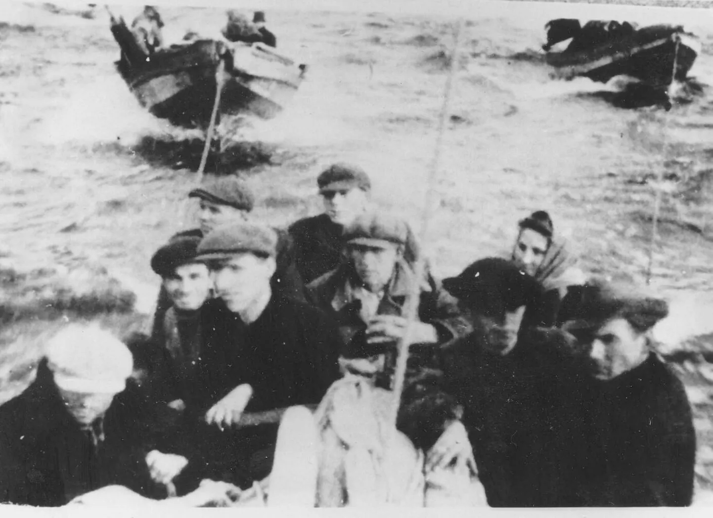Фотография эстонских беженцев на лодках, сделанная шведским военным моряком в 1944 году. Отец и мать Энна Мери справа.