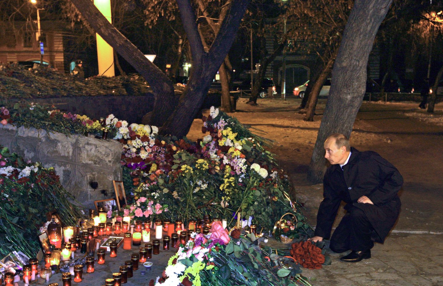 Vene peaminister Vladimir Putin viis ööklubi Lonkav Hobune juurde põlenguohvrite mälestuseks eile öösel roosikimbu.