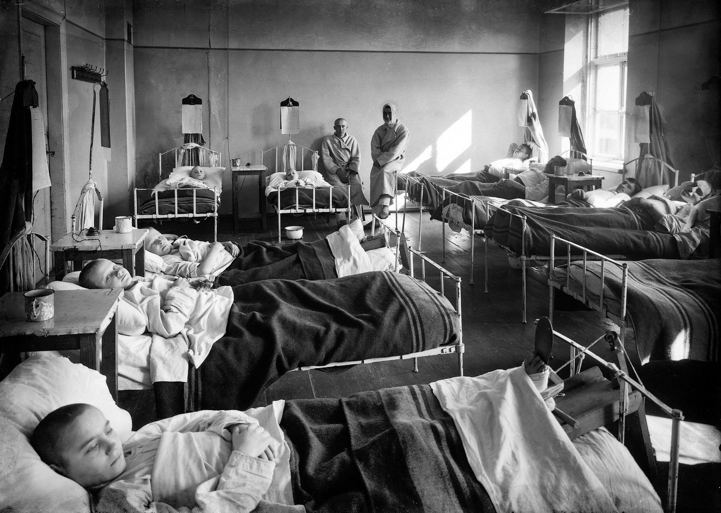 Viljandi haigla palat 1921. aastal. Aasta varem oli Viljandis möllanud kõhutõbi ning linnavalitsus lasi majadele, kus olid haiged, panna mustad ristid.