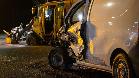 FOTOD ⟩ Tallinnas Tähetorni ristmikul põrkasid kokku auto ja kommunaalhooldusmasin