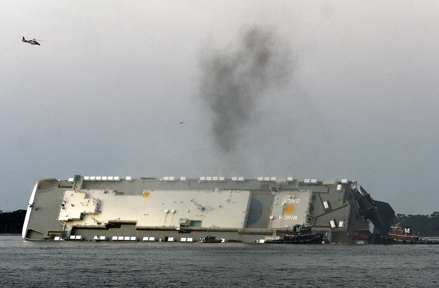 Georgia osariigi ranniku ääres ümber läinud kaubalaev.