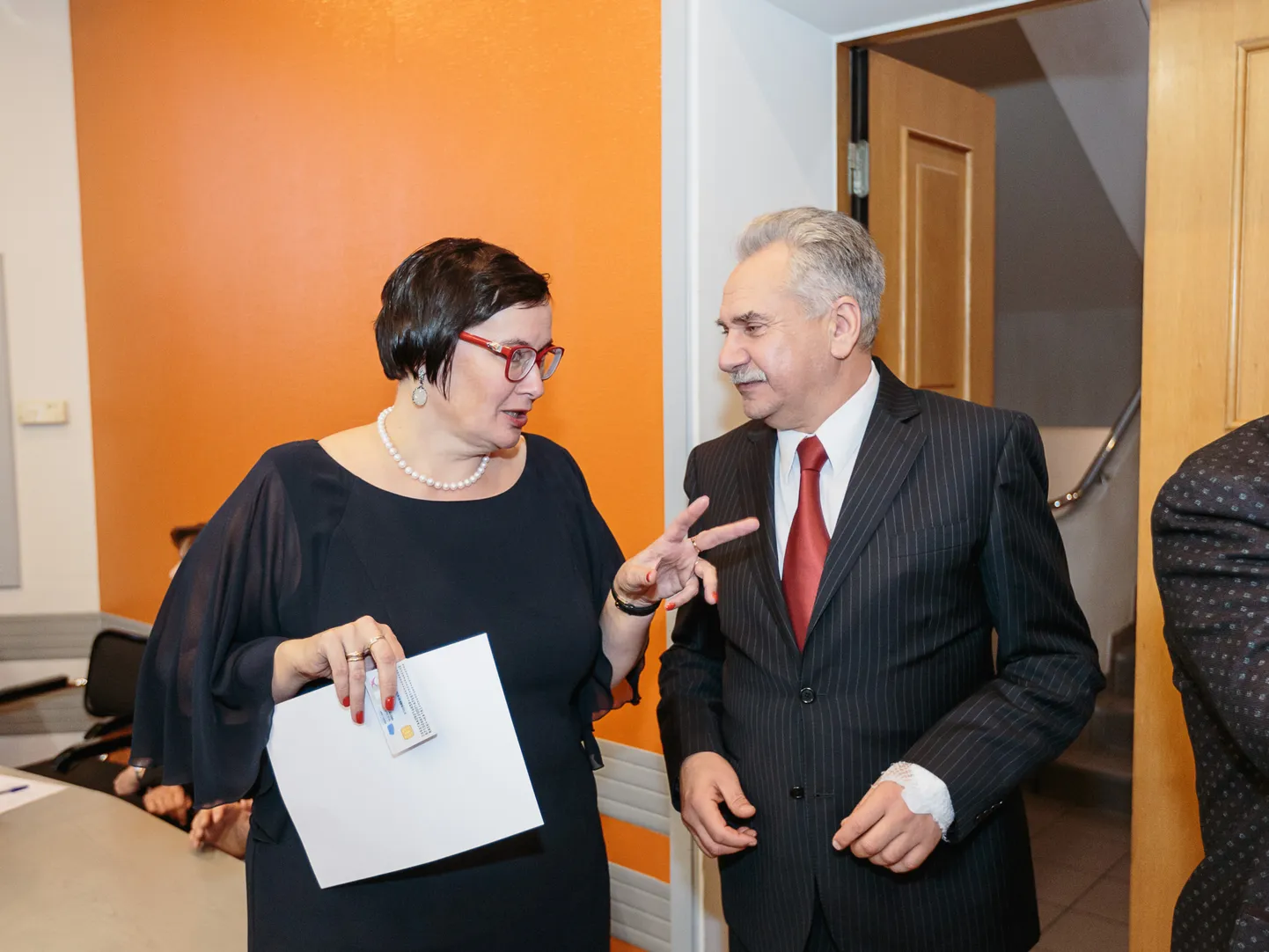 Katri Raik ja Aleksei Voronov Narva linnavolikogus.
