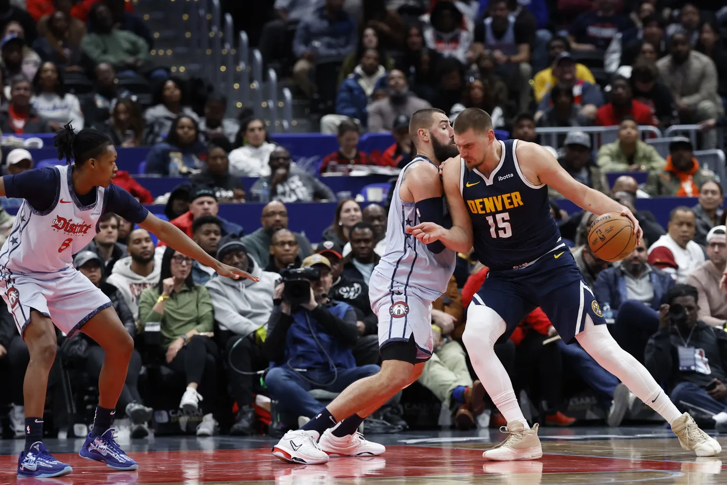 Nikola Jokičs spēlē pret "Wizards"