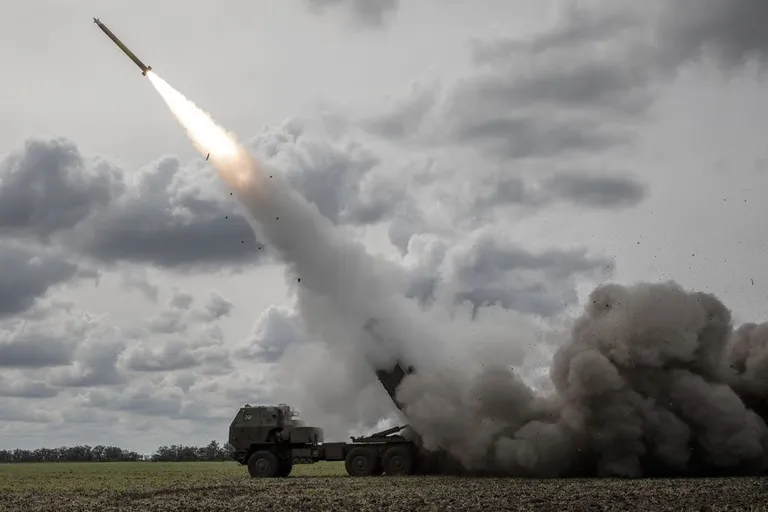 Залп из установки HIMARS.