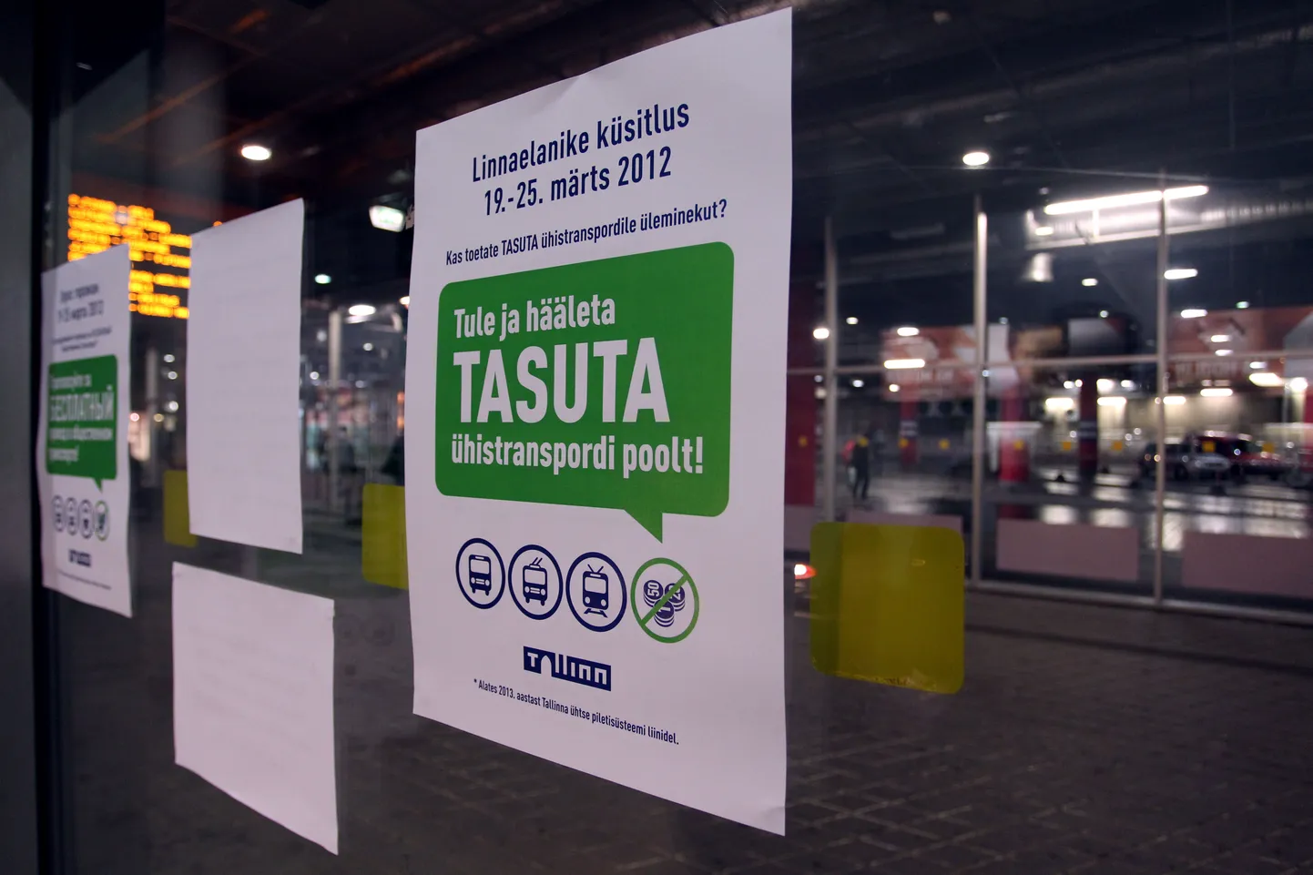 Tasuta ühistranspordi teemaline rahvaküsitlus Viru bussiterminalis.