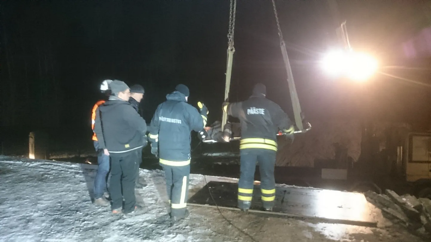 Abja-Paluojal kukkus ehitaja sügavale auku ning tema abistamisel vajati päästeteenistuse oskusi.