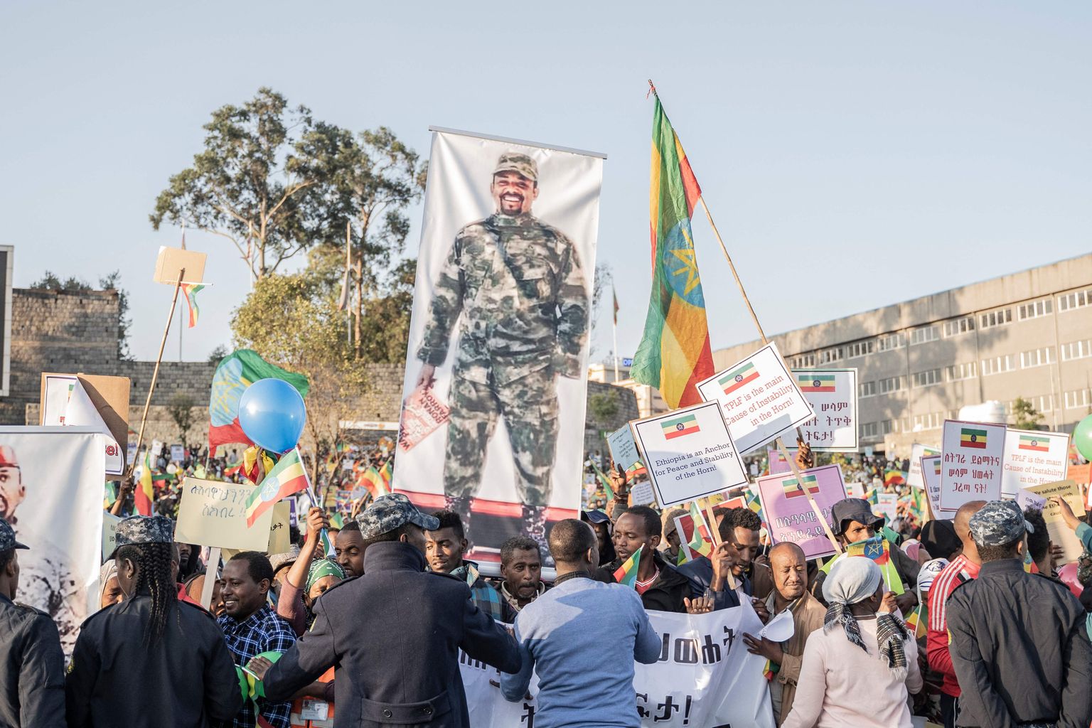 Etioopia peaministri Abiy Ahmedi plakat pealinnas Addis Abebas 22. oktoobril peetud meeleavaldusel, mis toetas Etioopia relvajõude.