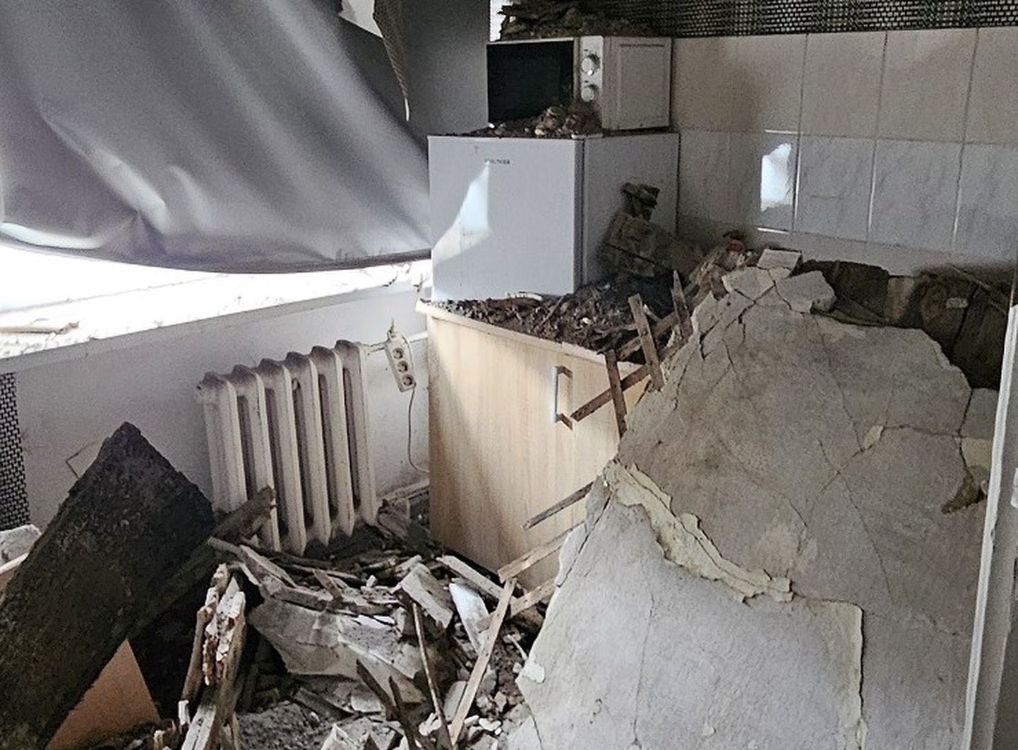 Обрушенный потолок на кухне многоквартирного дома в Кохтла-Ярве.