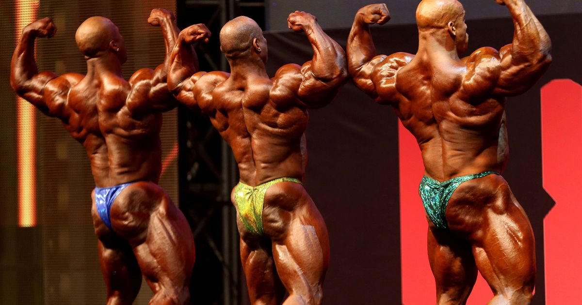 брахиалис трицепс. спортивный парень со спины. питание бодибилдеров. накаченная спина. бодибилдинг питание.