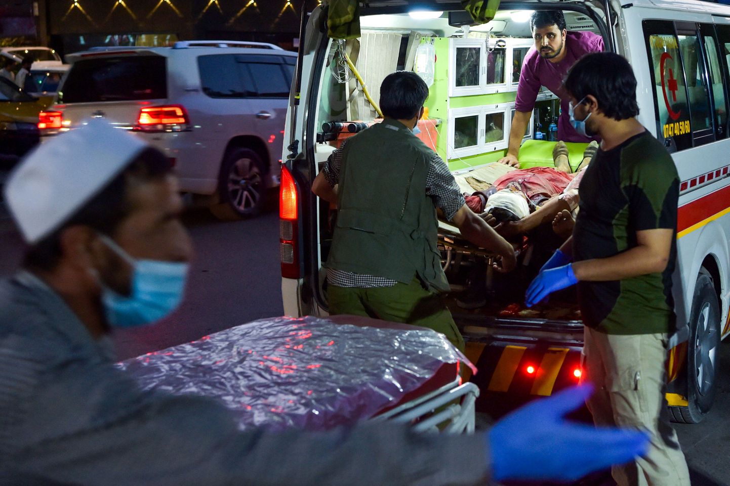Haavatute toimetamine Kabuli lennuvälja juurest haiglasse.