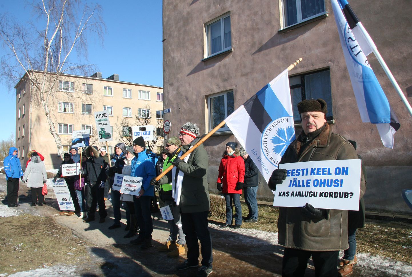 Enne valimisi kasutasid eri erakonnad eestikeelse gümnaasiumi säilitamise küsimust ka oma kampaanias. Pildil on veebruari lõpus EKRE korraldatud meeleavaldus Kohtla-Järve Järve gümnaasiumi juures.