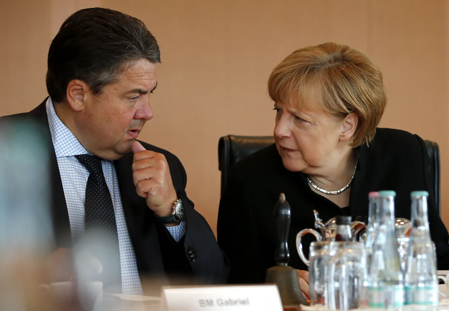Saksa kantsler Angela Merkel vestleb majandusministri ja ühtlasi ka asekantsleri Sigmar Gabrieliga.