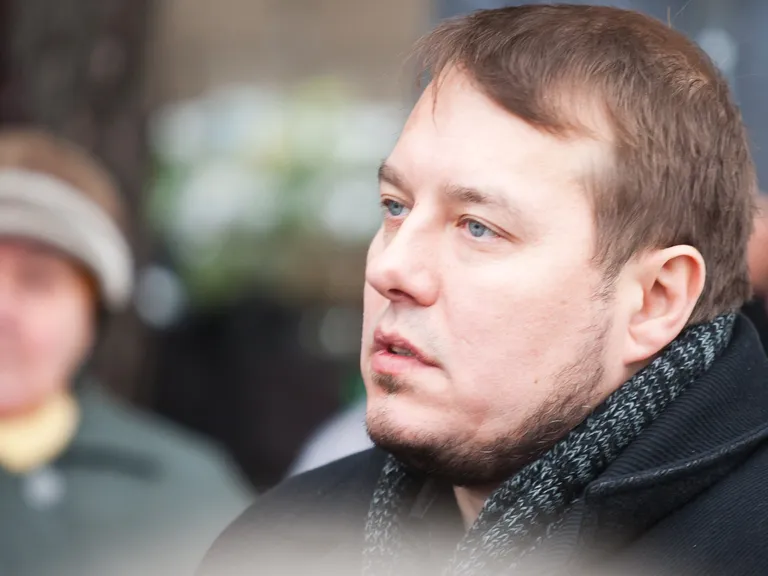 Нарвский активист, бывший политик Айво Петерсон на одном из давних митингов.