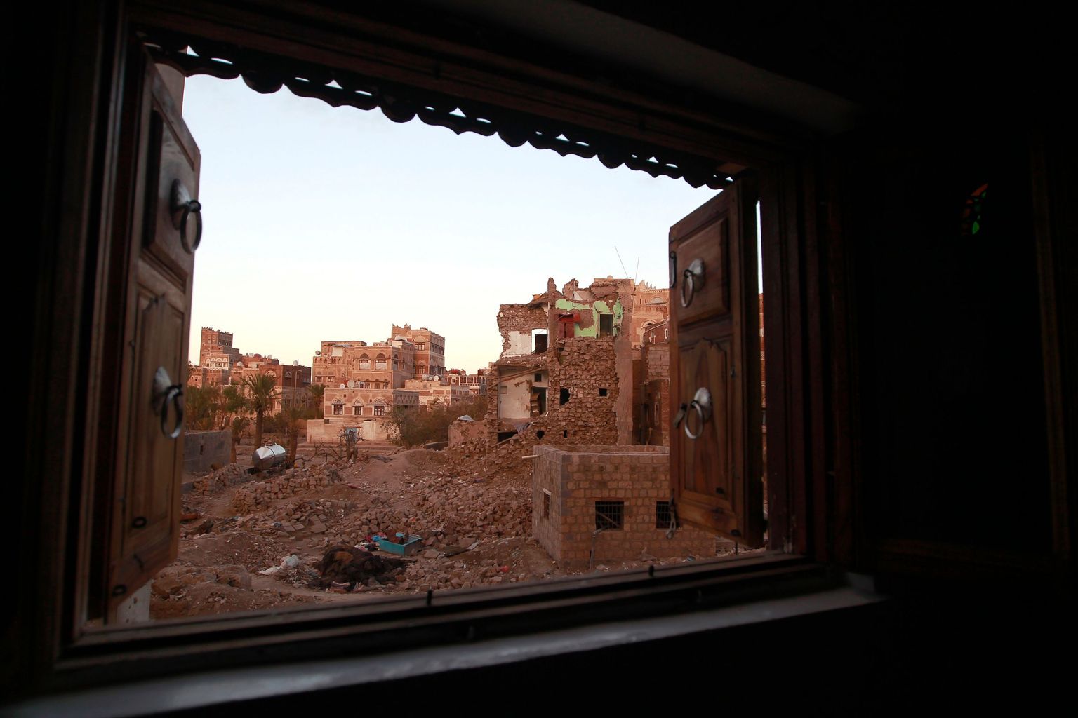 Vaade aknast Sanaas pärast Saudi Araabia juhitud liitlaste õhurünnakut.