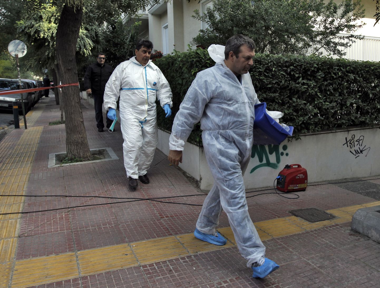 Следователи покидают посольство Швейцарии в Афинах.