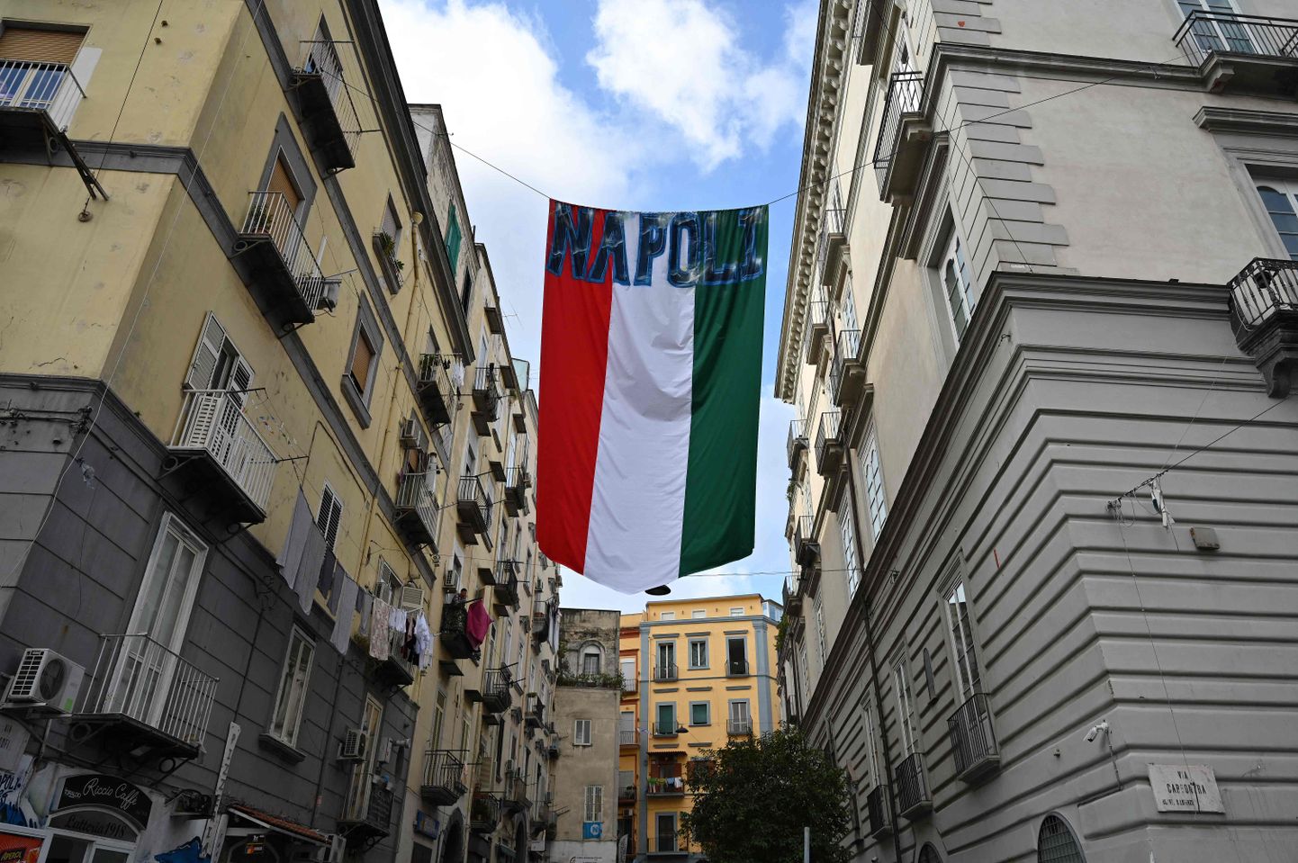 Itaalia lipp Napolis tänava kohal.