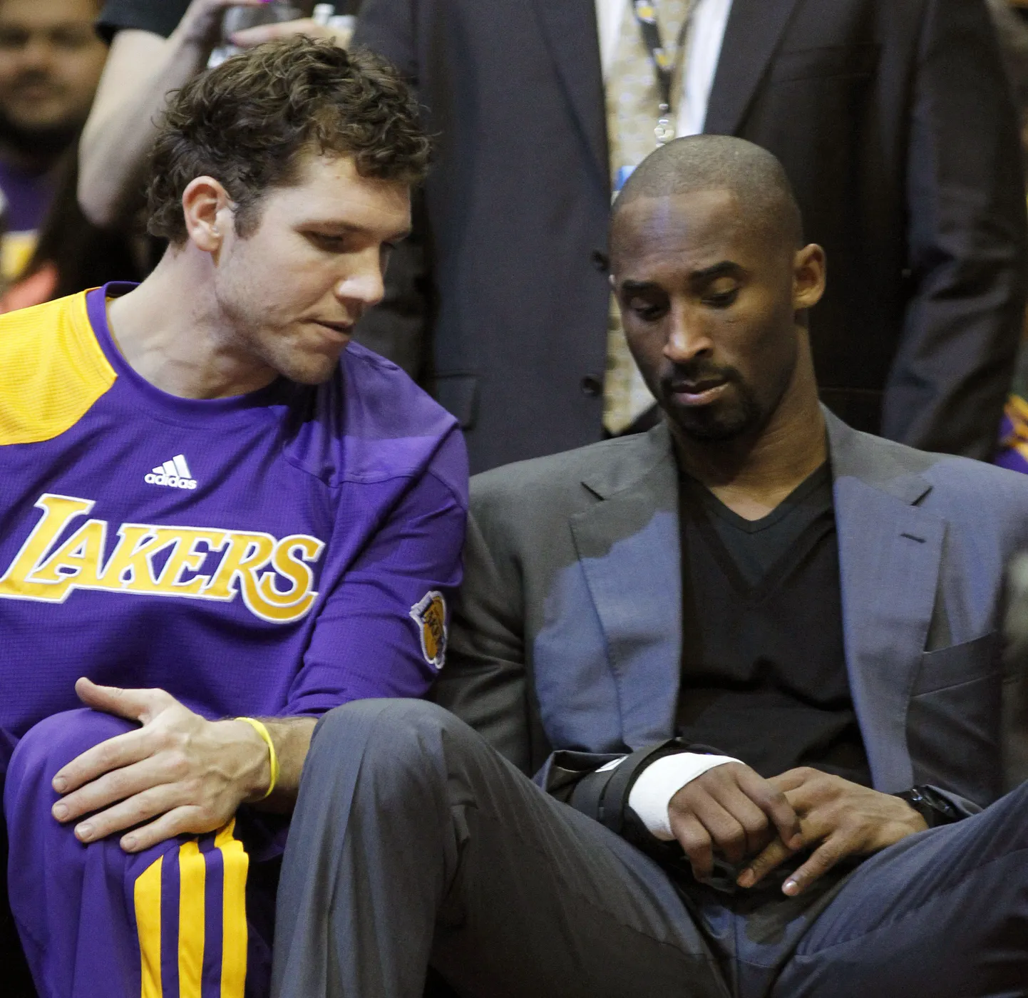 Vigastatud Los Angeles Lakersi staar Kobe Bryant pidi hooajaeelset kontrollkohtumist vaatama varumängijate pingilt