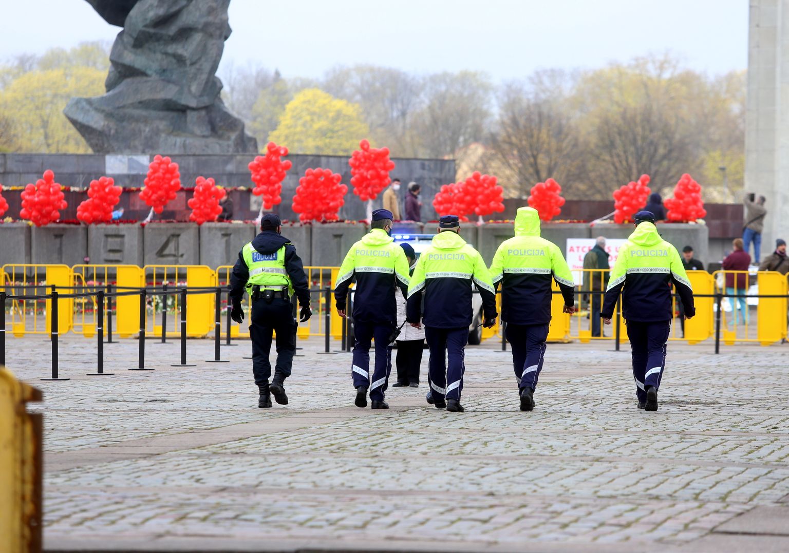 Valsts policijas dabinieki pie pieminekļa "Padomju Latvijas un Rīgas atbrīvotājiem no nacistiskajiem iebrucējiem" Otrā pasaules kara piemiņas pasākumā Uzvaras parkā.