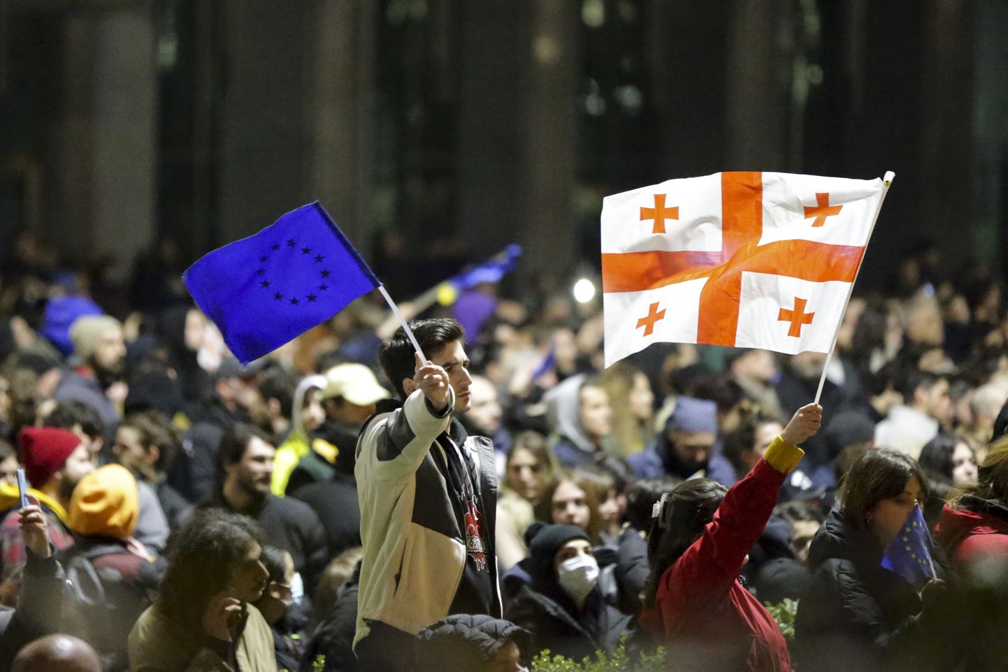 Protestijad lehvitavad Gruusia riigi- ja Euroopa Liidu lippe Thbilisis 9. märtsil. 2023. aastal. Pärast päevi kestnud massilisi meeleavaldusi teatas Gruusia valitsuspartei täna, et ta võtab tagasi välisagentide seaduseelnõu, mille kohta on hoiatatud, et see lämmatab sõna- ja meediavabadust ning toob kaasa Venemaa stiilis repressioonid.