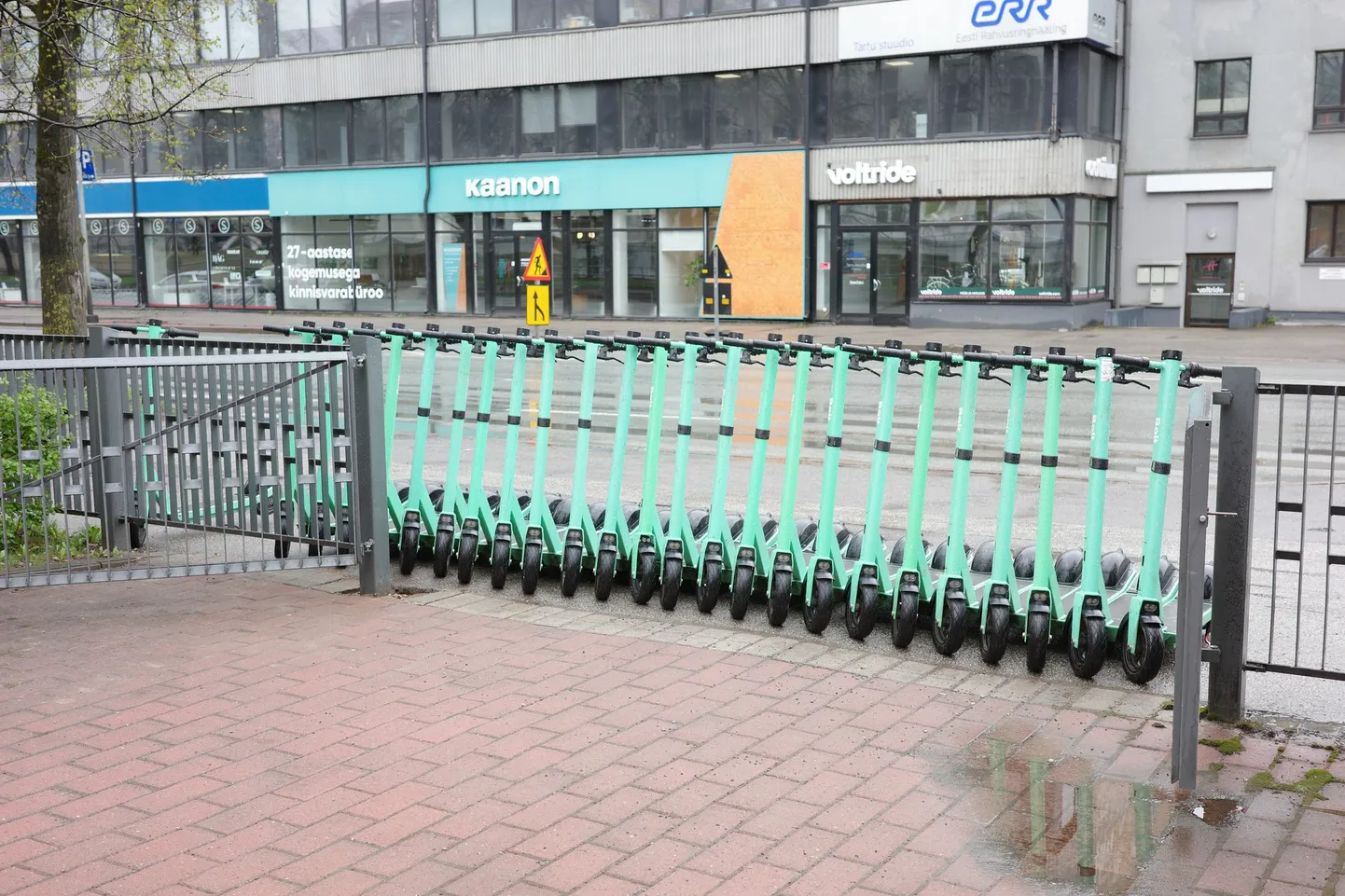 Tartu Pauluse kiriku ees olevad tõukerattad.