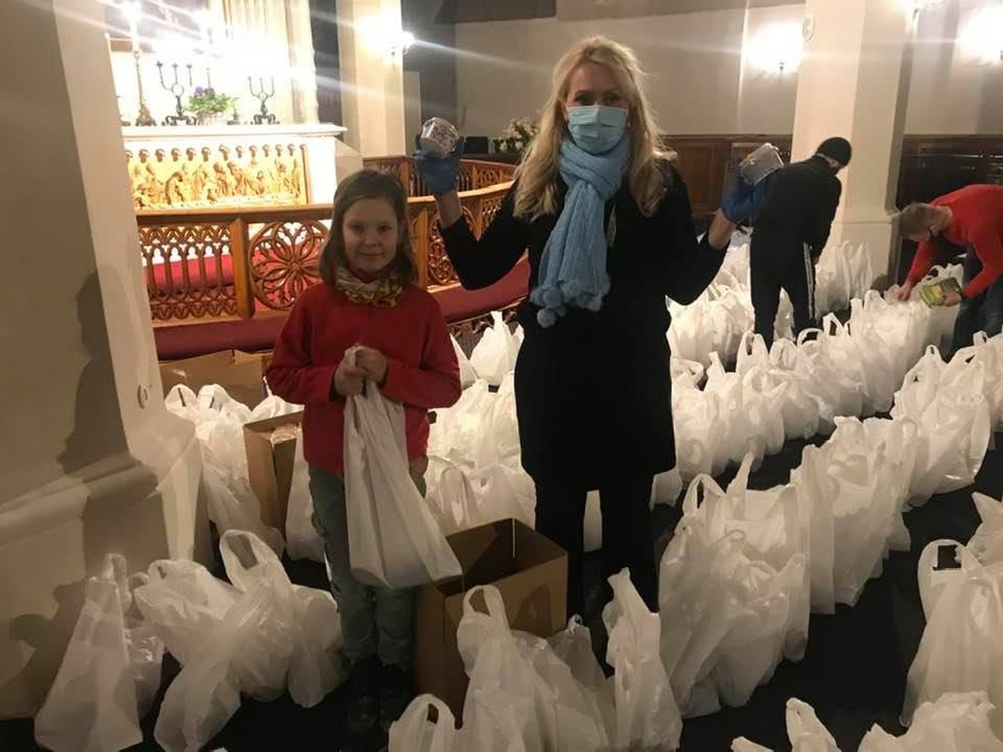 Koroona-aja jõulupakid Oleviste kirikus.