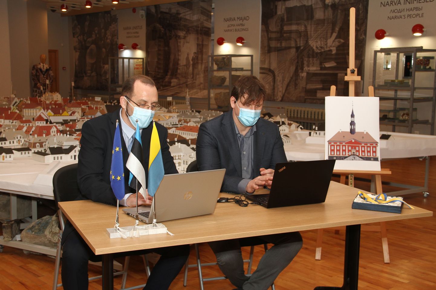 Юрий Сайя и Кайдо Сомелар подписывают договор о реконструкции нарвской ратуши.