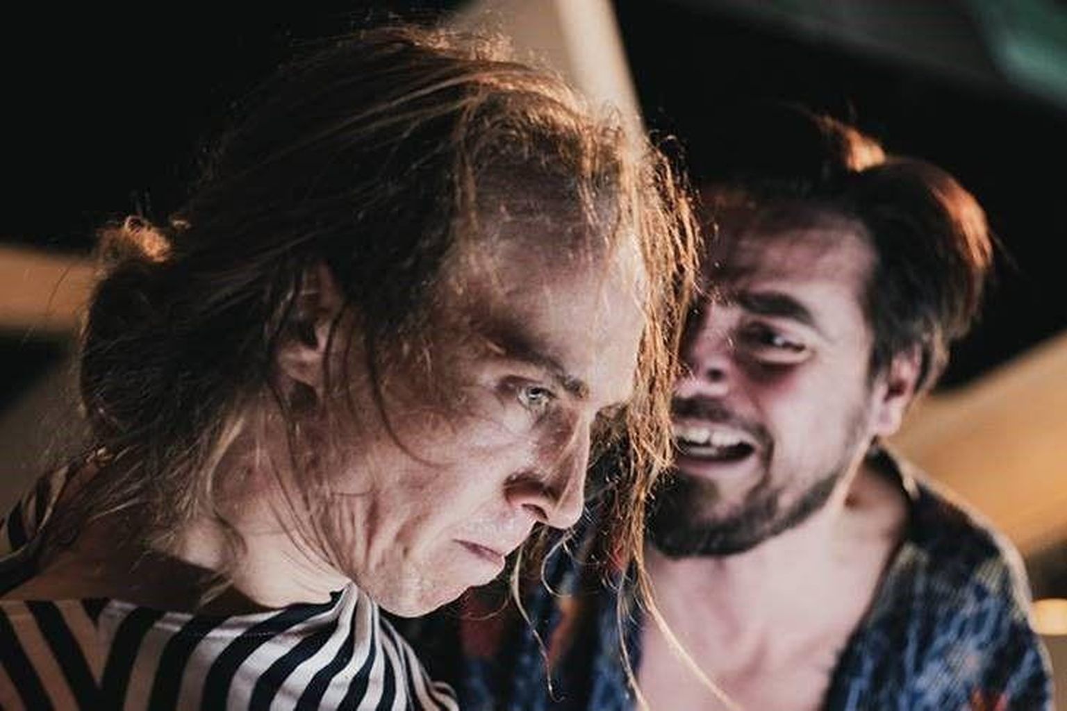 Hetk Ene-Liis Semperi ja Tiit Ojasoo lavastusest «Kuritöö ja karistus», fotol Raskolnikov (Ursel Tilk) ja Porfiri Petrovitš (Priit Võigemast). FOTO: Gabriela Urm.