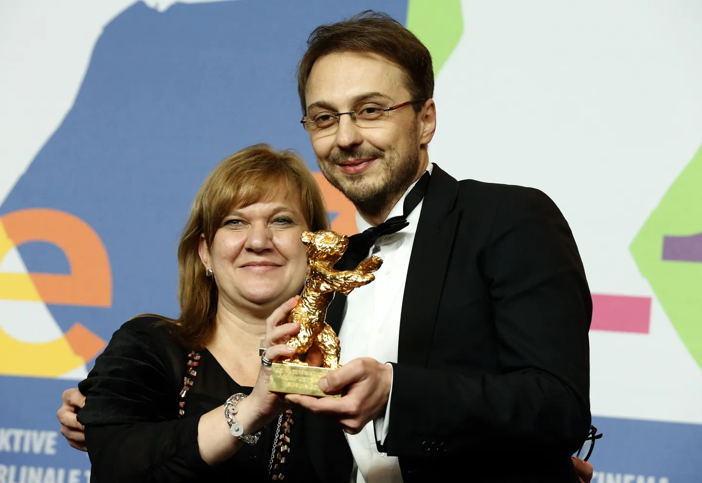Режиссер Калин Питер Нецер и продюсер Ада Соломон получили "Золотого медведя" за фильм "Поза ребенка"