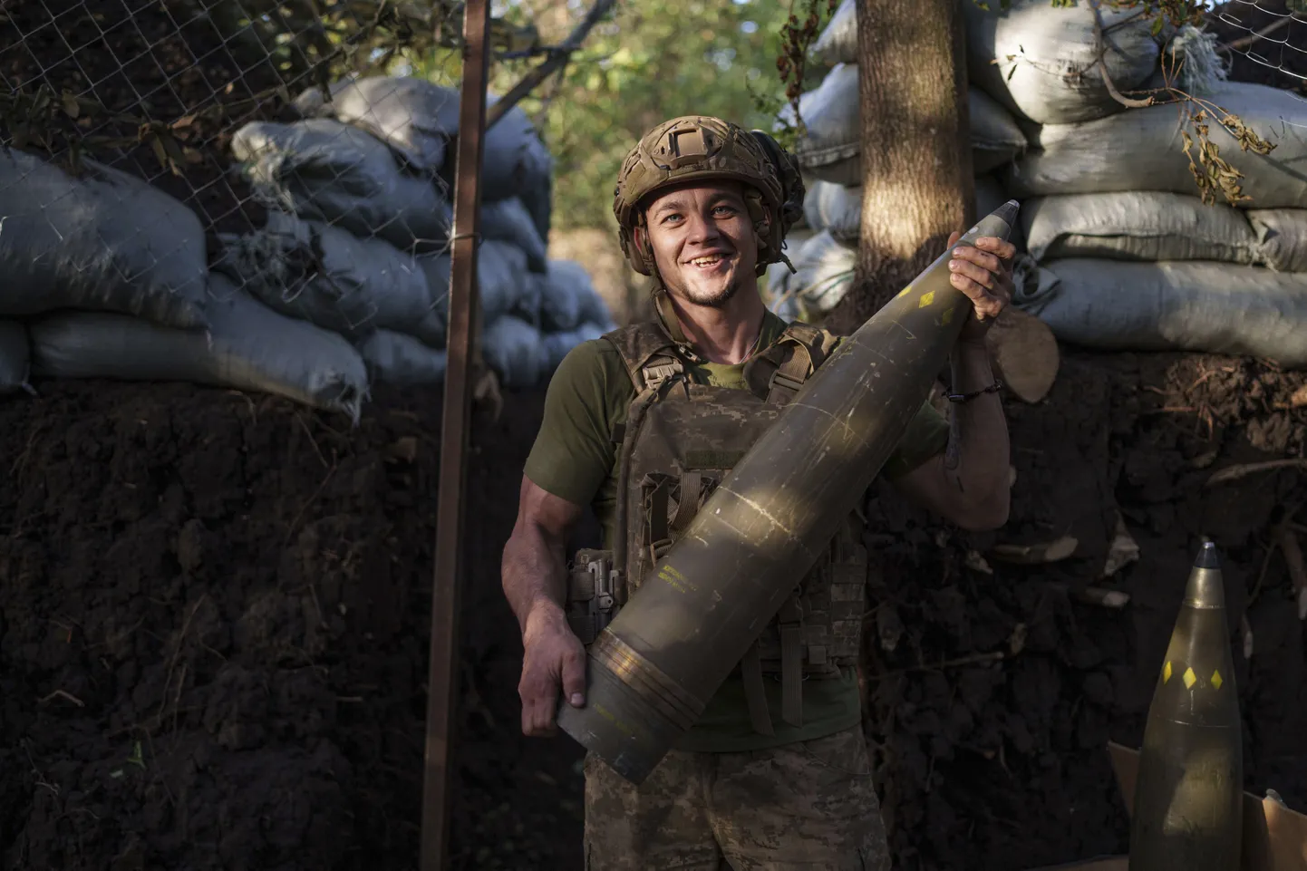 Ukraina sõdur kandmas 155m mürsku suurtükile, mis tulistab  Vene positsioonide suunas Donetskis 21. augustil 2024. aastal.