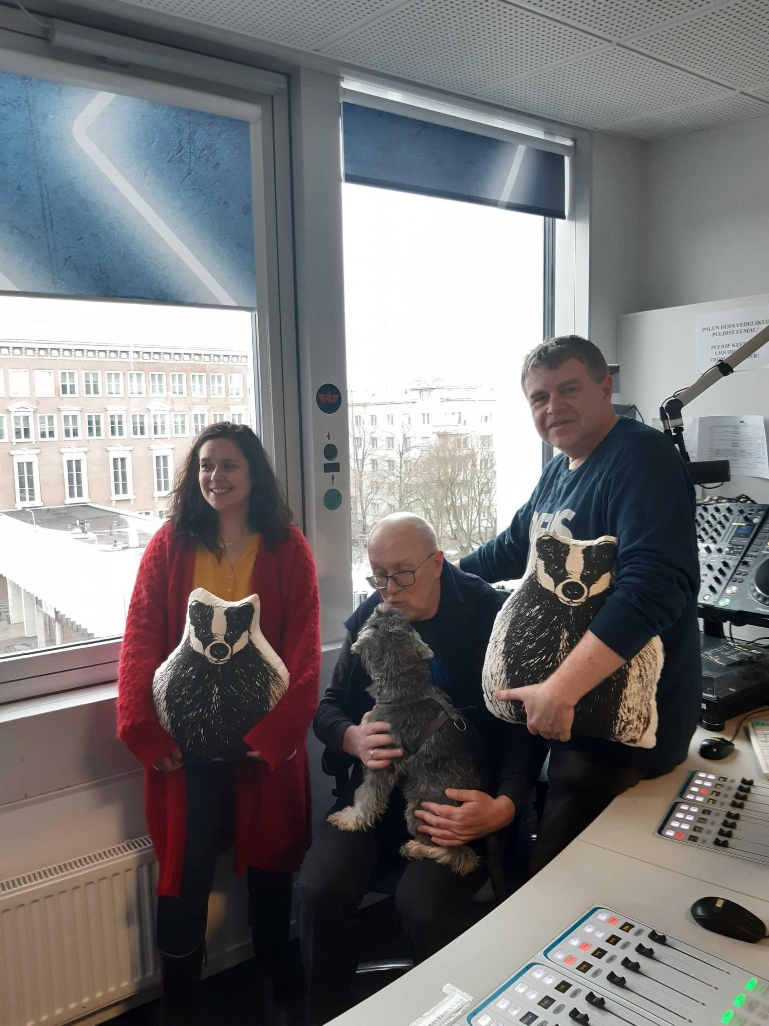 Anna-Kaisa Oidermaa, Mart Juur koer Rufusega ja Andrus Kivirähk auhinna üleandmisel Raadio2 stuudios. 