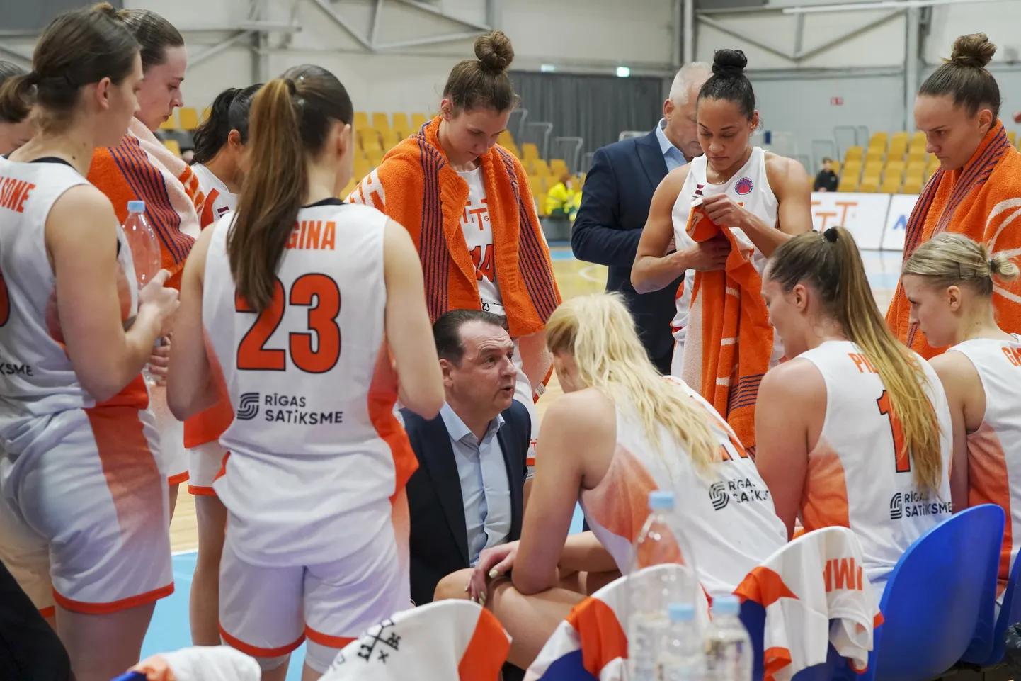 Latvijas sieviešu basketbola kluba "TTT Rīga" galvenais treneris Mārtiņš Zībarts (centrā) FIBA Sieviešu Eiropas kausa izslēgšanas turnīra spēles laikā, kurā tiekas Latvijas čempionvienība basketbolā "TTT Rīga" un Beļģijas "Mechelen Kangoeroes" komandas "Rimi" Olimpiskajā centrā.