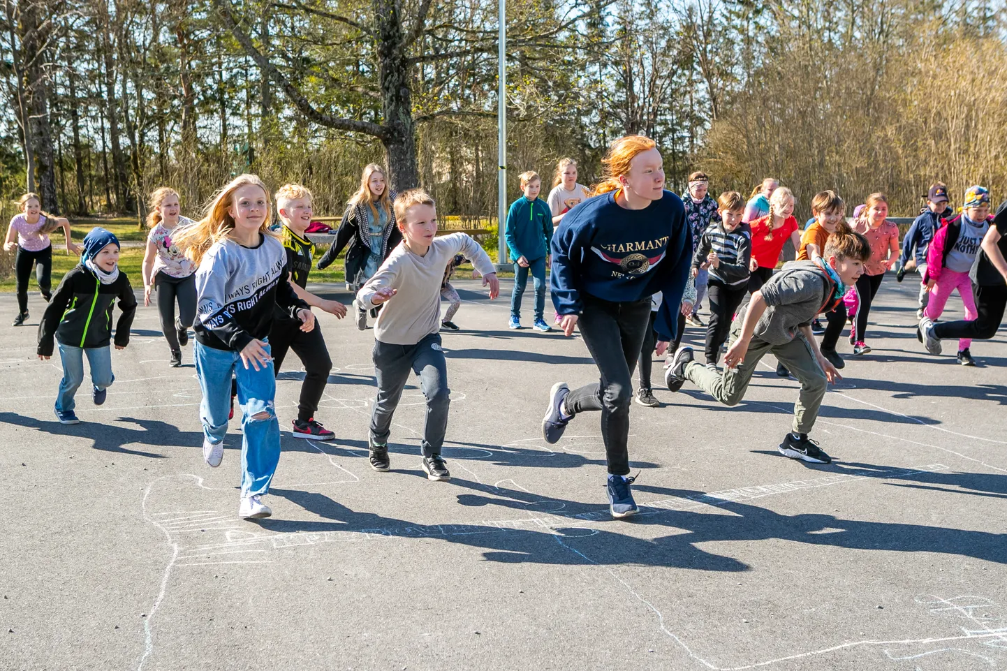 "HEERINGAS-HEERINGAS-ÜKS-KAKS-KOLM!" on üks popimaid mänge Leisi koolilaste seas. Esiplaanil Ignete Vanem, Romet Humal, Kädi Aulik ja Risto Nurk.