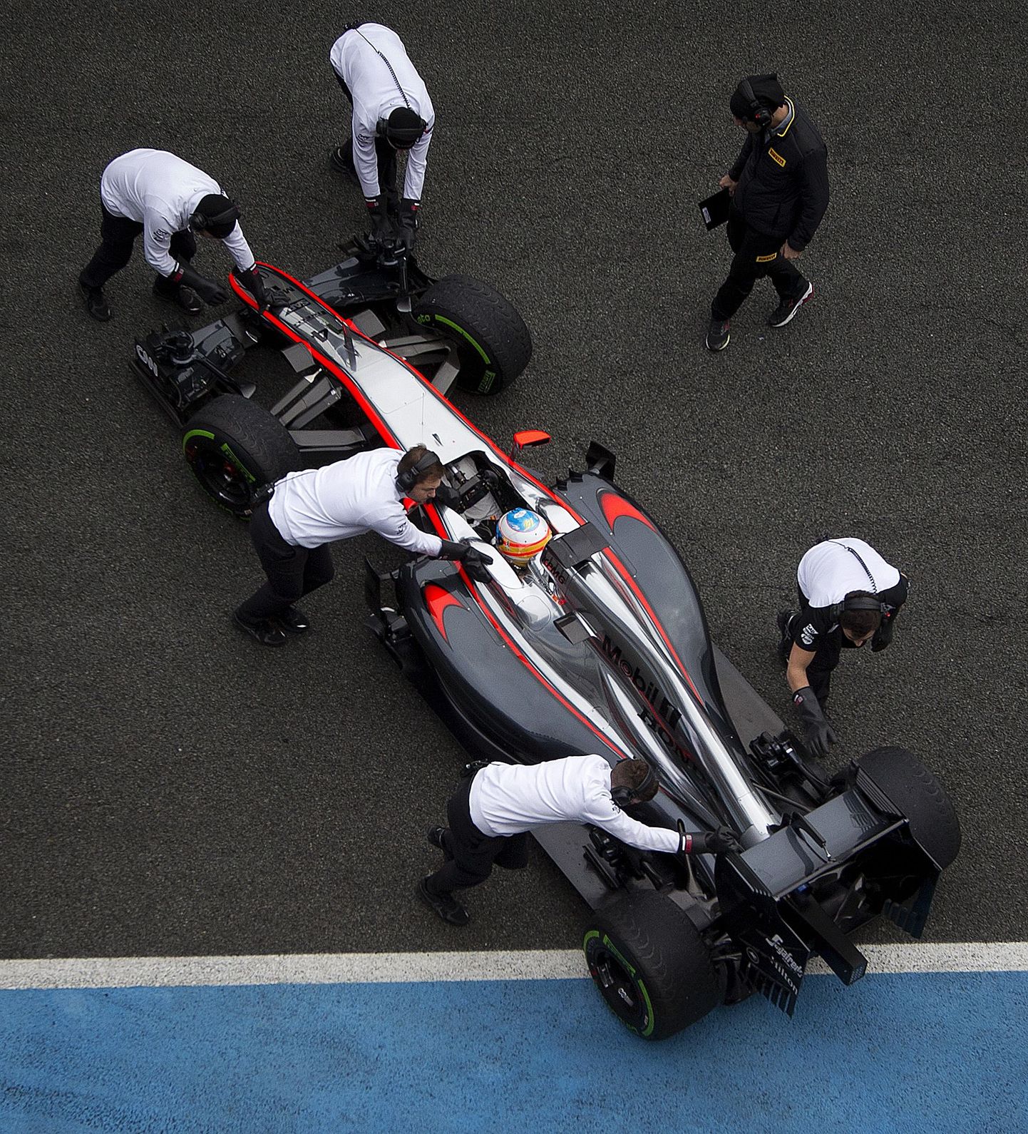 Fernando Alonso masin tuli täna 32 ringi järel McLareni garaaži lükata.