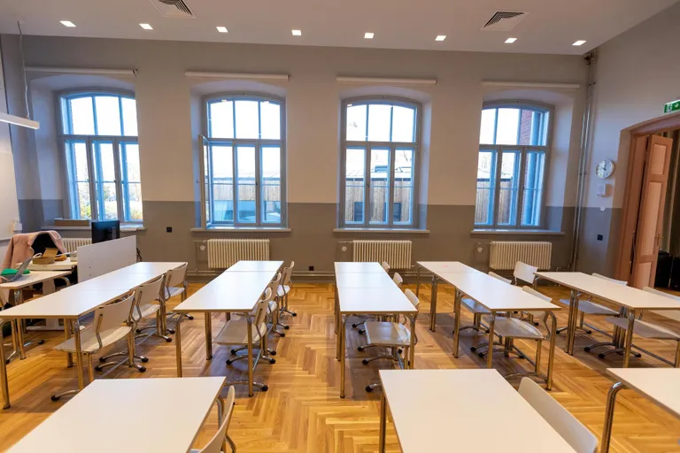 37 aastat on linlased saanud selles ruumis raamatuid laenutada. Viimased 20 aastat oli maja tühi ja nüüd käib siin jälle õppetöö nagu üle saja aasta tagasi.