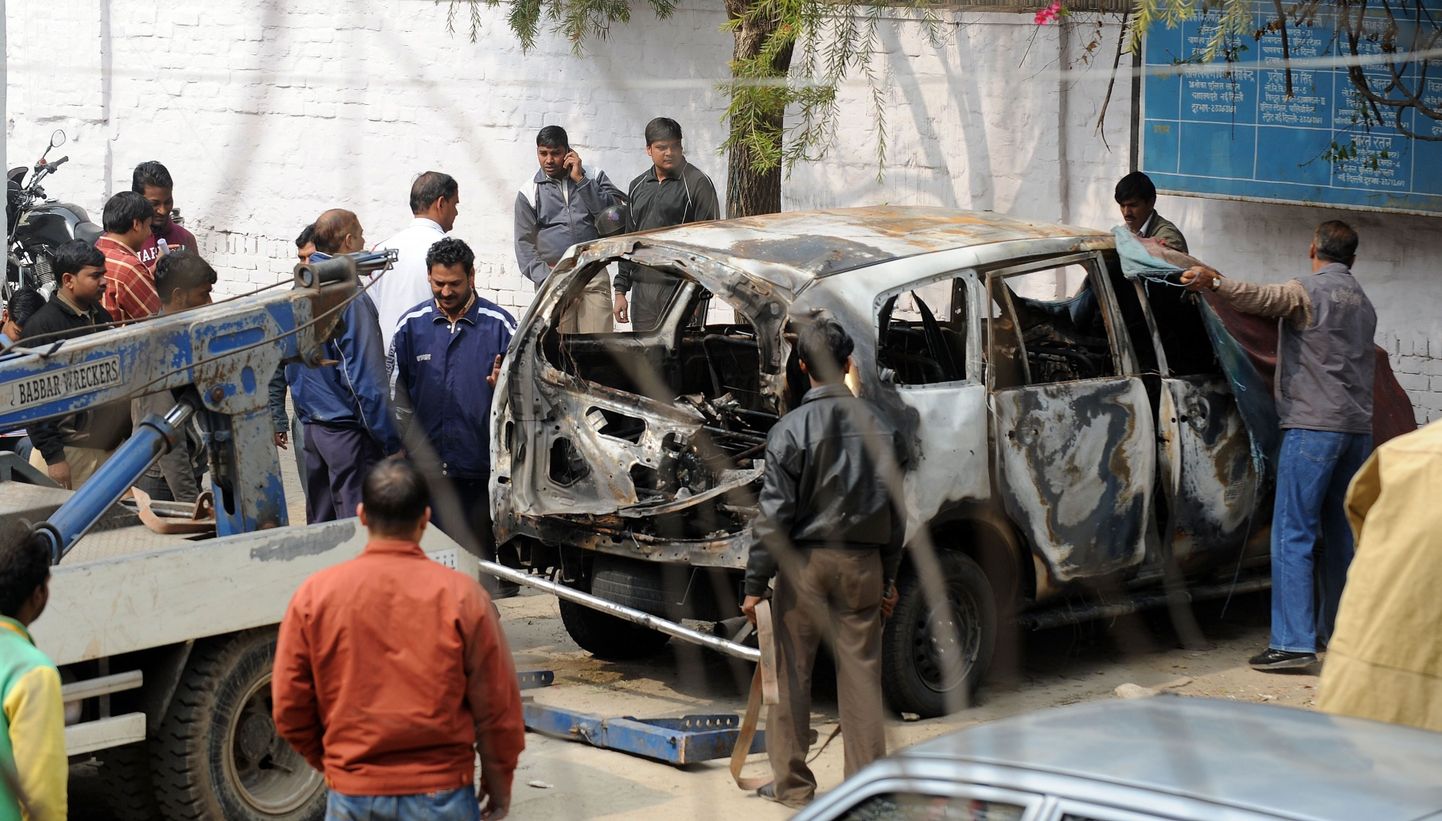 India politseinikud Iisraeli diplomaatidele kuulunud auto juures, millest pärast plahvatus jäi järele vaid vrakk.